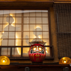 2026-02-11 - Alsof een toneelstuk wordt opgevoerd<br/>Shibuya - Tokio - Japan<br/>Canon EOS R5m2 - 58 mm - f/5.6, 1/60 sec, ISO 1600