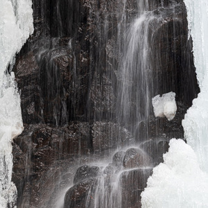 2026-02-10 - Spelen met lange sluitertijd<br/>Haha-no-Shirataki Waterfall - Fujikawaguchiko - Japan<br/>Canon EOS R5m2 - 186 mm - f/9.0, 1/13 sec, ISO 200