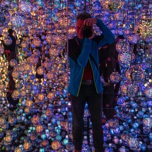 2026-02-09 - Wouter tussen de lichtgevende bollen<br/>teamLab Borderless: MORI Buildin - Tokio - Japan<br/>Canon EOS R5m2 - 32 mm - f/5.6, 0.04 sec, ISO 12800