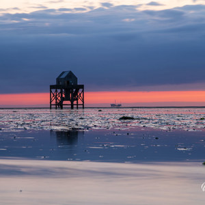 2026-08-05 - Vogelwachtershuis en de laatste kleuren<br/>Engelsmanplaat in waddenzee - Lauwersoog - Nederland<br/>Canon EOS R5m2 - 105 mm - f/16.0, 6 sec, ISO 100