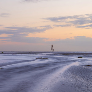 2026-08-05 - Het baken net na zonsondergang<br/>Engelsmanplaat in waddenzee - Lauwersoog - Nederland<br/>Canon EOS R5m2 - 58 mm - f/11.0, 30 sec, ISO 200