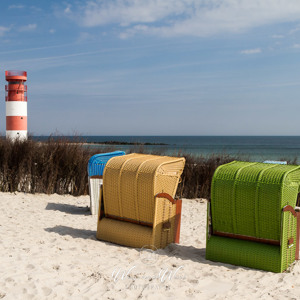 2014-04-30 - Felgekleurde strandstoelen geven een nostaligsch tintje<br/>Düne - Helgoland - Duitsland<br/>Canon EOS 7D - 24 mm - f/8.0, 1/500 sec, ISO 200
