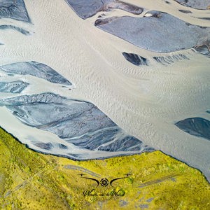 2023-09-09 - Braided river (vlechtende rivier) naast het gras<br/>Zuidkust - IJsland<br/>FC3582 - 6.7 mm - f/1.7, 1/200 sec, ISO 100