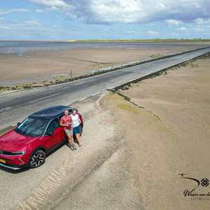 2023-06-19 - Dronie (= selfie met de drone) bij de auto<br/>Holy Island - Engeland<br/>FC3582 - 6.7 mm - f/1.7, 1/3000 sec, ISO 110