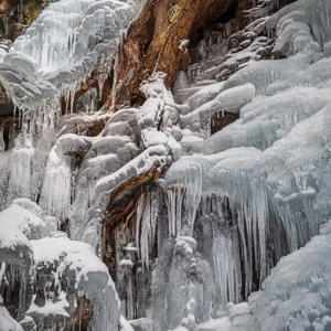2026-02-10 - De bevroren waterval is een kunstwerk<br/>Haha-no-Shirataki Waterfall - Fujikawaguchiko - Japan<br/>Canon EOS R5m2 - 35 mm - f/8.0, 1/60 sec, ISO 400