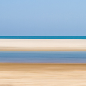 2013-08-13 - Beach Colours - bruingeel en blauw<br/>Strand - Morondava - Madagaskar<br/>Canon EOS 7D - 105 mm - f/22.0, 0.04 sec, ISO 100