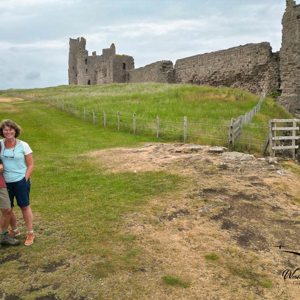 2023-06-18 - Dronie bij kasteel Dunstanburgh<br/>Alnwick - Engeland<br/>FC3582 - 6.7 mm - f/1.7, 1/2000 sec, ISO 200