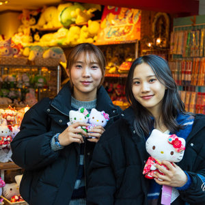 2026-02-09 - Ze wilden wel even poseren voor mij<br/>Takeshita street - Tokio - Japan<br/>Canon EOS R5m2 - 53 mm - f/4.0, 1/80 sec, ISO 500