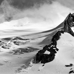 2017-01-04 - Scherpe donkere rotsrichels en zachte witte sneeuw<br/>Half Moon Island - South Shetland Islands - Antarctica<br/>Canon EOS 7D Mark II - 100 mm - f/8.0, 1/1250 sec, ISO 250