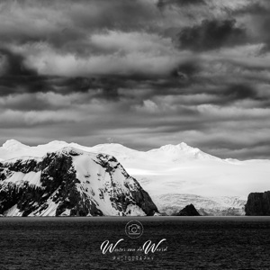 2017-01-01 - Ook Antarctica bestaat uit hoge bergen<br/>Point Wild - Elephant Island - Antarctica<br/>Canon EOS 5D Mark III - 102 mm - f/8.0, 1/800 sec, ISO 200