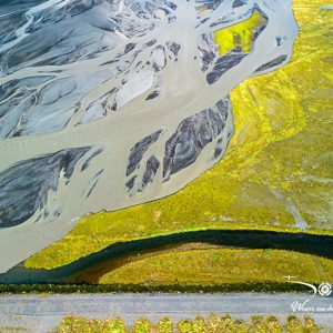 2023-09-09 - Braided river (vlechtende rivier) naast het gras<br/>Zuidkust - IJsland<br/>FC3582 - 6.7 mm - f/1.7, 1/240 sec, ISO 100