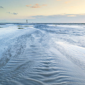 2026-08-05 - Stromend water en het baken van de Engelsmanplaat<br/>Engelsmanplaat in waddenzee - Lauwersoog - Nederland<br/>Canon EOS R5m2 - 35 mm - f/16.0, 0.3 sec, ISO 100