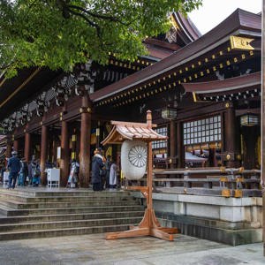 2026-02-11 - Het is best druk bij de tempel<br/>Meiji Jingu tempel - Tokio - Japan<br/>Canon EOS R5m2 - 28 mm - f/8.0, 1/60 sec, ISO 2500