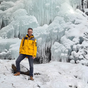 2026-02-10 - Wouter bij de bevroren waterval<br/>Haha-no-Shirataki Waterfall - Fujikawaguchiko - Japan<br/>SM-G981B - 5.4 mm - f/1.8, 1/280 sec, ISO 50