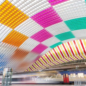 2023-02-27 - Het station gekleurd door Daniel Buren<br/>Station Luik-Guillemins - Luik - België<br/>Canon EOS R5 - 24 mm - f/22.0, 1.6 sec, ISO 100