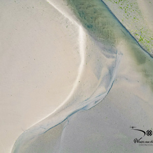 2023-06-20 - Abstracte kleuren en lijnen (drone)<br/>Bamburgh - Engeland<br/>FC3582 - 6.7 mm - f/1.7, 1/500 sec, ISO 100