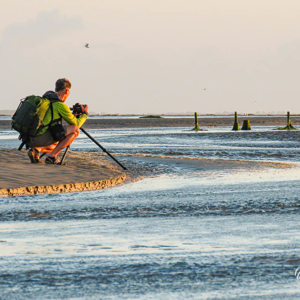 2026-08-05 - Wouter fotograferend op de Engelsmanplaat (foto: Carin)<br/><br/>Canon PowerShot SX70 HS - 67.1 mm - f/5.6, 1/250 sec, ISO 100