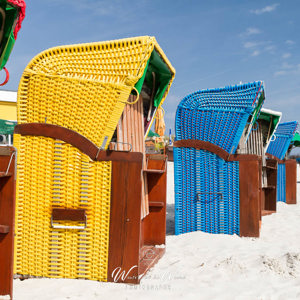 2014-04-30 - Felgekleurde strandstoelen geven een nostaligsch tintje<br/>Düne - Helgoland - Duitsland<br/>Canon EOS 7D - 24 mm - f/8.0, 1/320 sec, ISO 200
