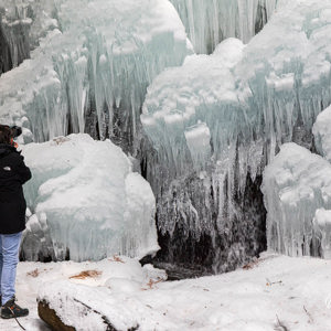2026-02-10 - Jody bij de bevroren waterval<br/>Haha-no-Shirataki Waterfall - Fujikawaguchiko - Japan<br/>Canon EOS R5m2 - 85 mm - f/8.0, 1/125 sec, ISO 250