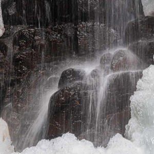 2026-02-10 - spelen met lange sluitertijd<br/>Haha-no-Shirataki Waterfall - Fujikawaguchiko - Japan<br/>Canon EOS R5m2 - 270 mm - f/10.0, 1/13 sec, ISO 200