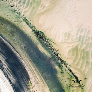 2023-06-20 - Abstract schilderij (drone)<br/>Bamburgh - Engeland<br/>FC3582 - 6.7 mm - f/1.7, 1/640 sec, ISO 100