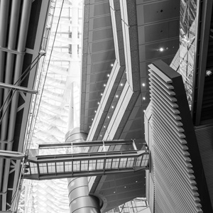 2026-02-12 - Lijnenspel in het gebouw<br/>Tokyo International Forum - Tokio - Japan<br/>Canon EOS R5m2 - 24 mm - f/8.0, 1/60 sec, ISO 500