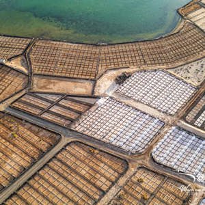 2025-10-25 - slechts een deel wordt nog echt gebruikt voor zoutwinning<br/>Salinas de Janubio - Yaiza - Spanje<br/>FC3582 - 6.7 mm - f/1.7, 1/1500 sec, ISO 130