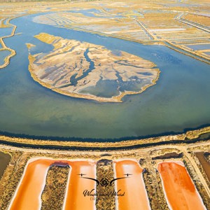 2023-05-07 - Eiland met flamingos tussen de zoutpannen (drone)<br/><br/>FC3582 - 6.7 mm - f/1.7, 1/1250 sec, ISO 120