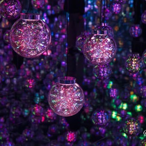 2026-02-09 - Een soort lichtgevende kerstballen in spiegelzaal<br/>teamLab Borderless: MORI Buildin - Tokio - Japan<br/>Canon EOS R5m2 - 85 mm - f/5.6, 1/30 sec, ISO 12800