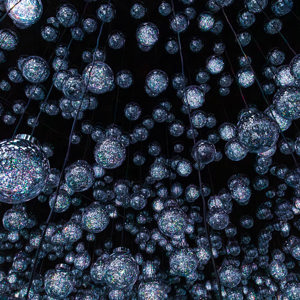 2026-02-09 - Een soort lichtgevende kerstballen in spiegelzaal<br/>teamLab Borderless: MORI Buildin - Tokio - Japan<br/>Canon EOS R5m2 - 24 mm - f/5.6, 1/80 sec, ISO 12800