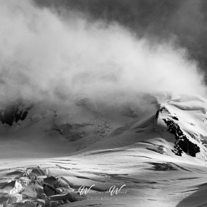 2017-01-04 - Rond de hoge bergtoppen dwarrelen altijd wolken en en neer<br/>Half Moon Island - South Shetland Islands - Antarctica<br/>Canon EOS 7D Mark II - 150 mm - f/5.6, 1/2000 sec, ISO 250