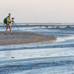 2026-08-05 - Wouter met statief en camera op de Engelsmanplaat (foto: Carin)<br/><br/>Canon PowerShot SX70 HS - 36.8 mm - f/5.6, 1/320 sec, ISO 100